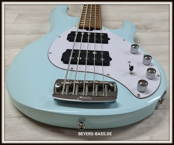 Preview: Sterling by Music Man StingRay Ray35 HH Roasted Maple, Daphne Blue
